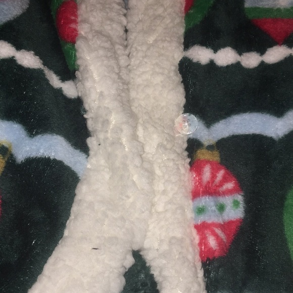 New! 🎄✨ Soft & Cozy Holiday Hooded Wrap - Picture 3 of 7